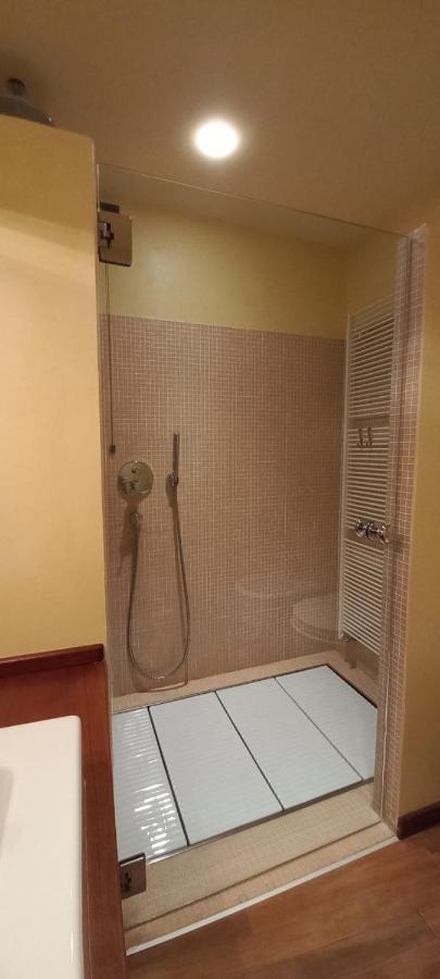 Daisy Apartment In Centro A โกโม ภายนอก รูปภาพ