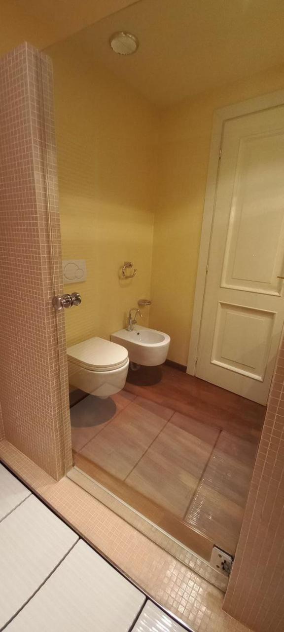 Daisy Apartment In Centro A โกโม ภายนอก รูปภาพ