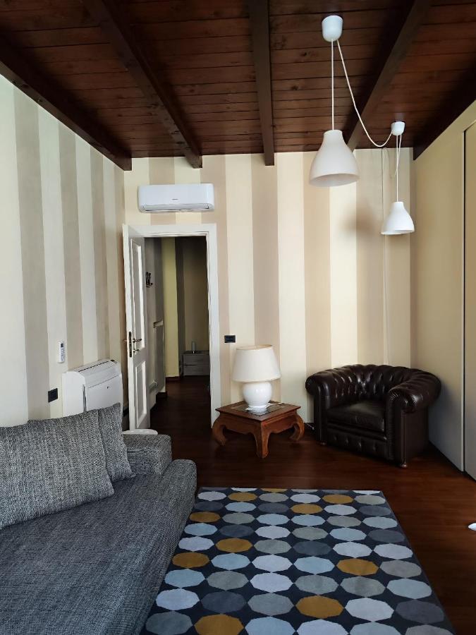 Daisy Apartment In Centro A โกโม ภายนอก รูปภาพ