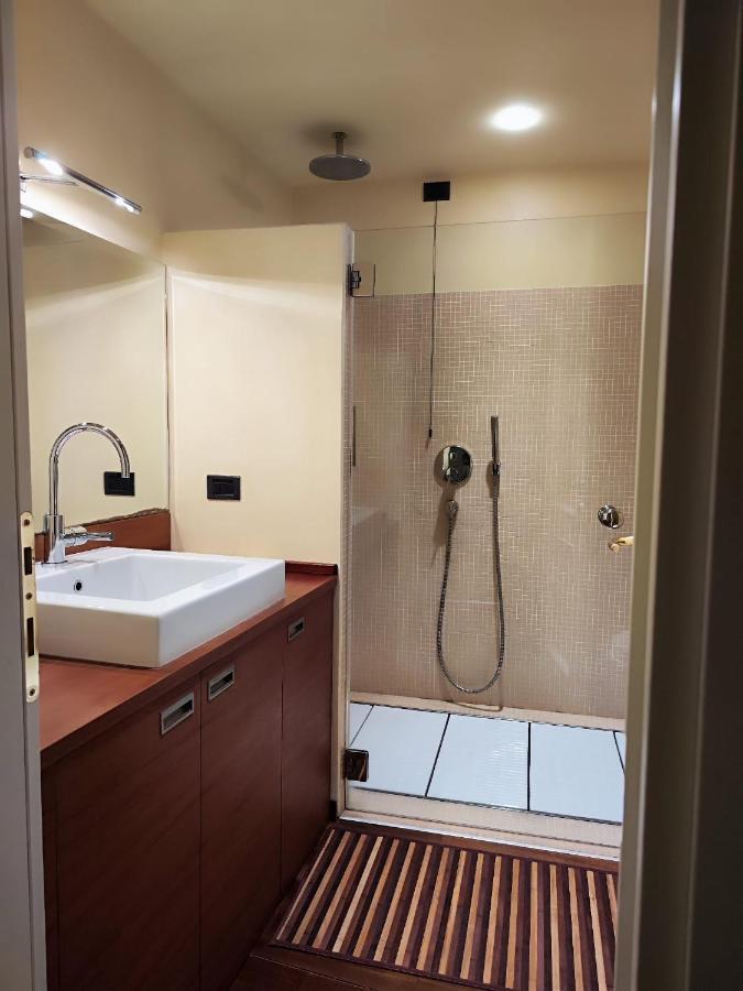 Daisy Apartment In Centro A โกโม ภายนอก รูปภาพ